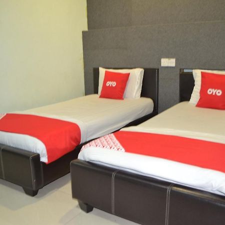Oyo 89737 Hotel Tishoa Kampong Batu Tiga Exterior foto