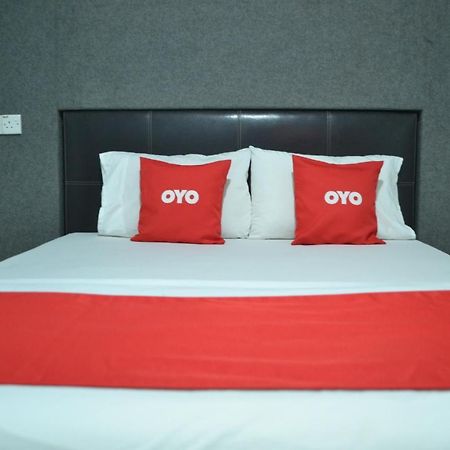 Oyo 89737 Hotel Tishoa Kampong Batu Tiga Exterior foto