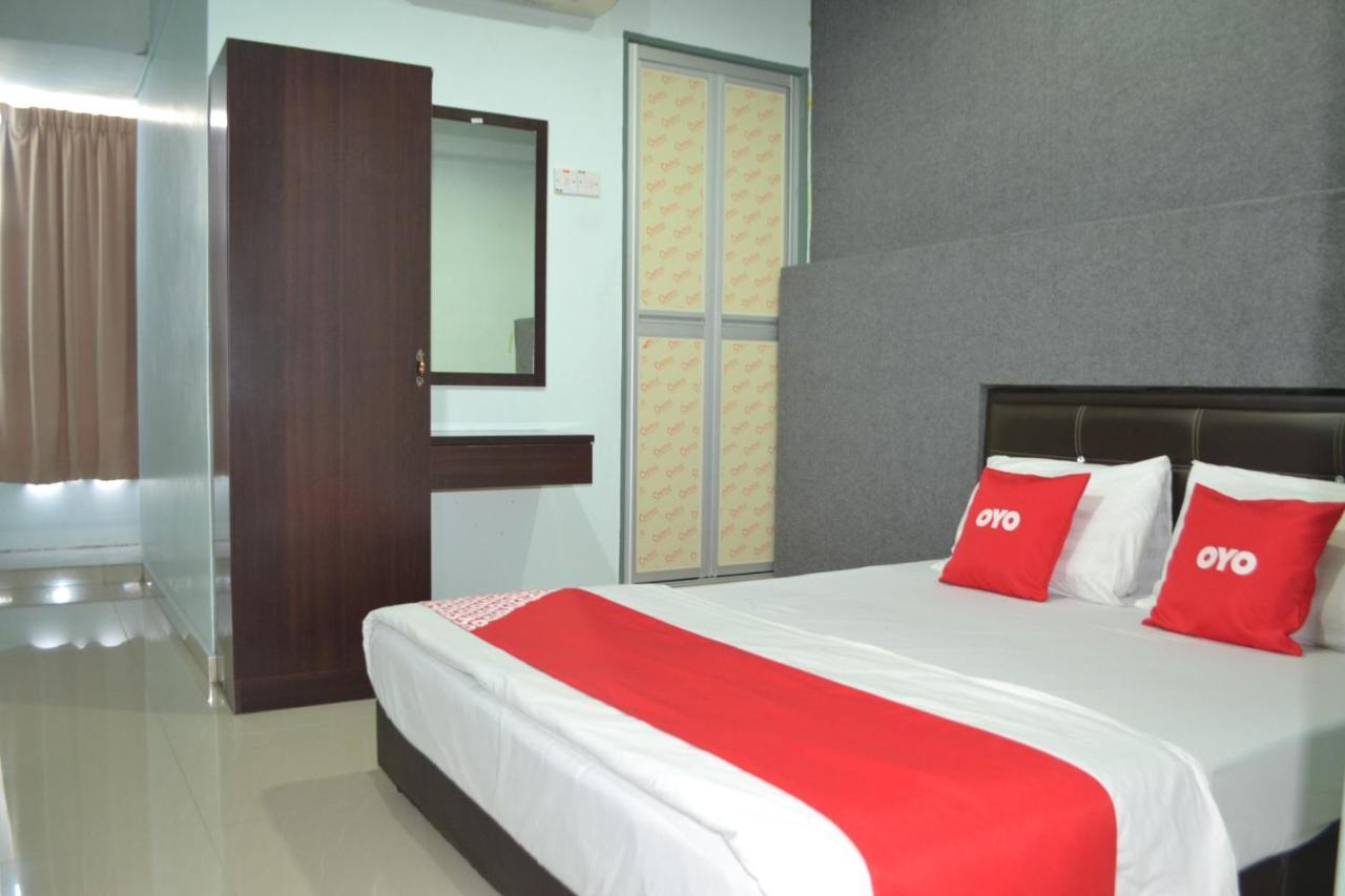 Oyo 89737 Hotel Tishoa Kampong Batu Tiga Exterior foto