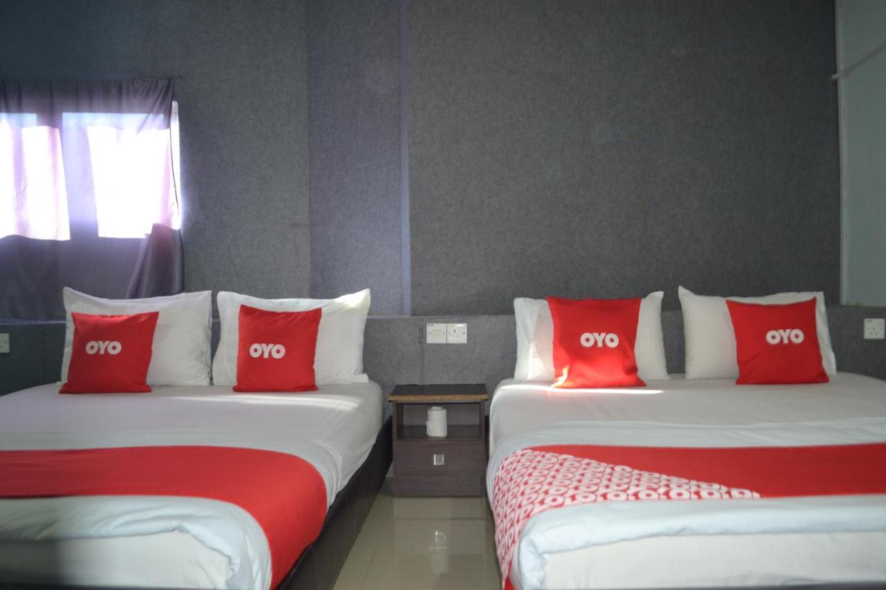Oyo 89737 Hotel Tishoa Kampong Batu Tiga Exterior foto