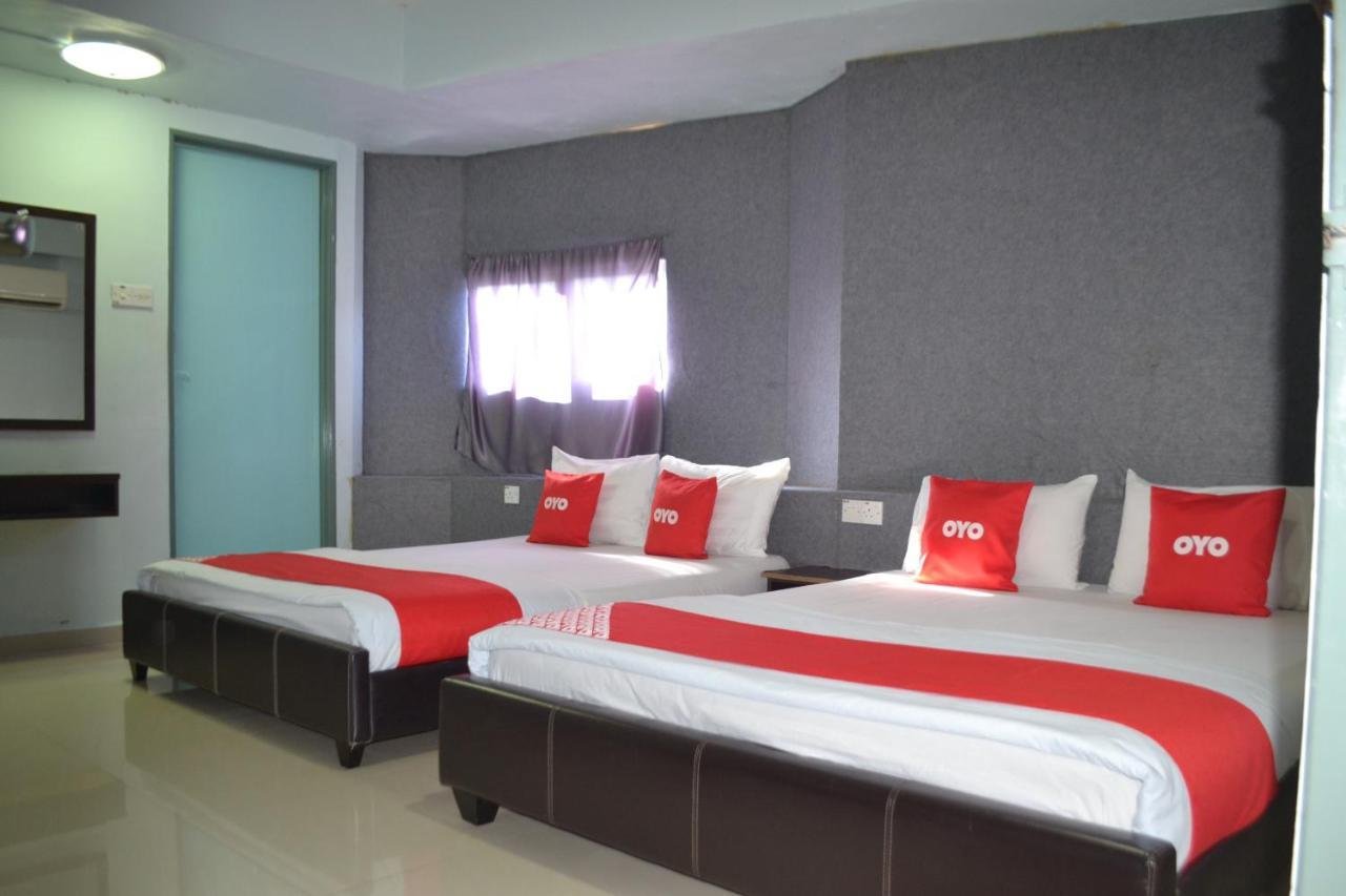 Oyo 89737 Hotel Tishoa Kampong Batu Tiga Exterior foto