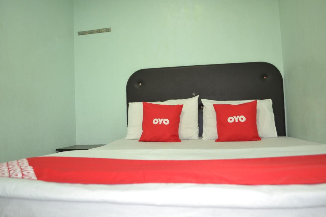 Oyo 89737 Hotel Tishoa Kampong Batu Tiga Exterior foto